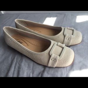 Trotters, cream flats with buckle, size 7.5